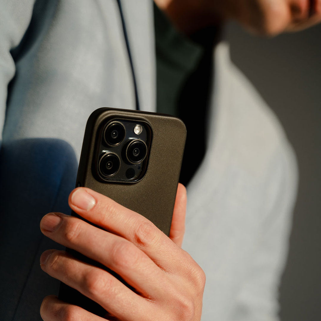 Coque ultra fine pour iPhone 16 Pro - matte noir épuré