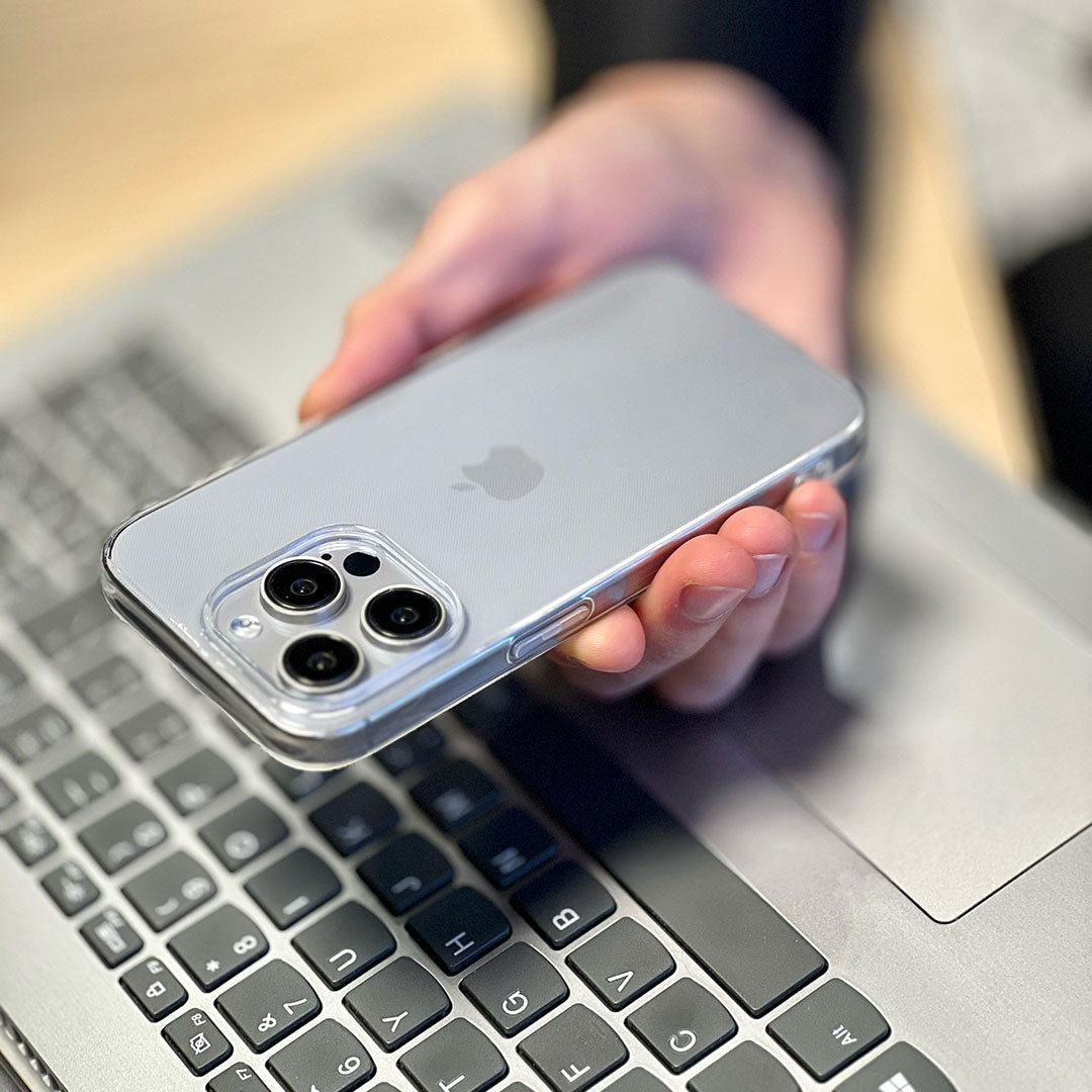 coque iphone 15 clear au bureau